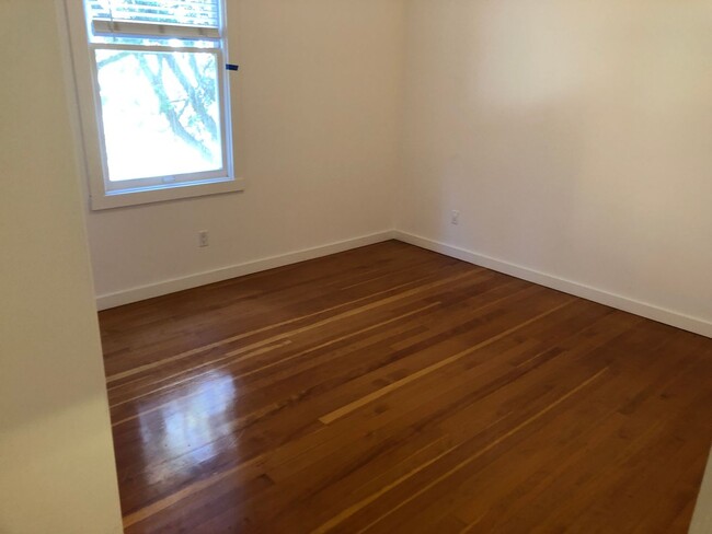 Building Photo - Huge top floor SF flat w/hardwood floors, ...