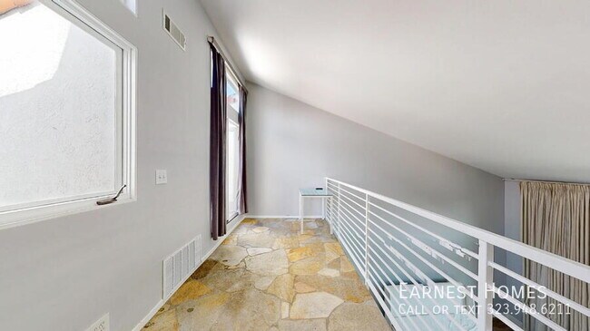 Building Photo - 849 N Sweetzer Ave