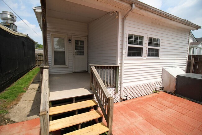 Building Photo - 3 bed 2 bath Campus Rental