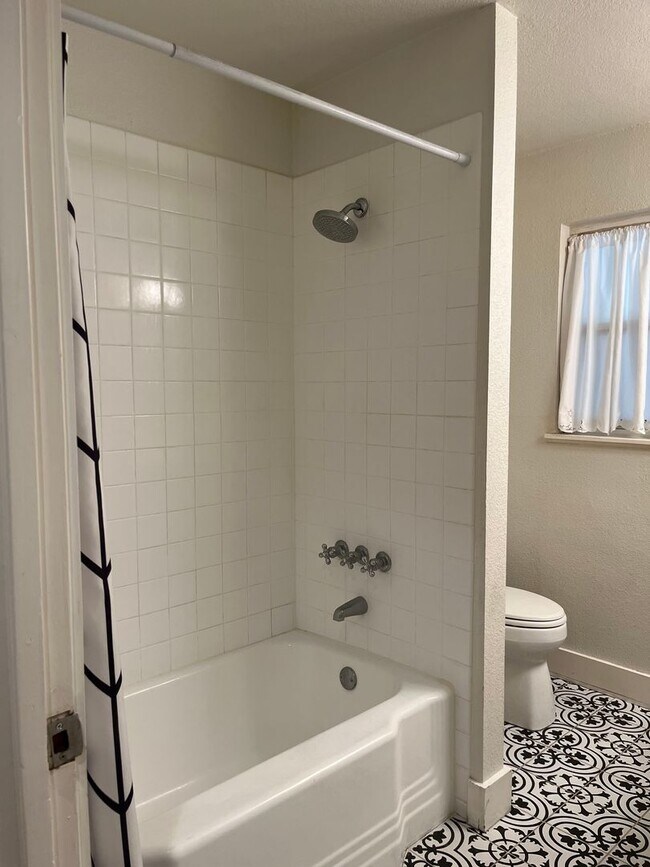 Building Photo - Charming Winters Home