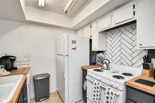 Building Photo - 2820 S Bartell Dr