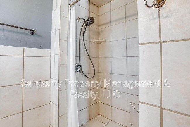 Building Photo - 1113 Gifford Dr