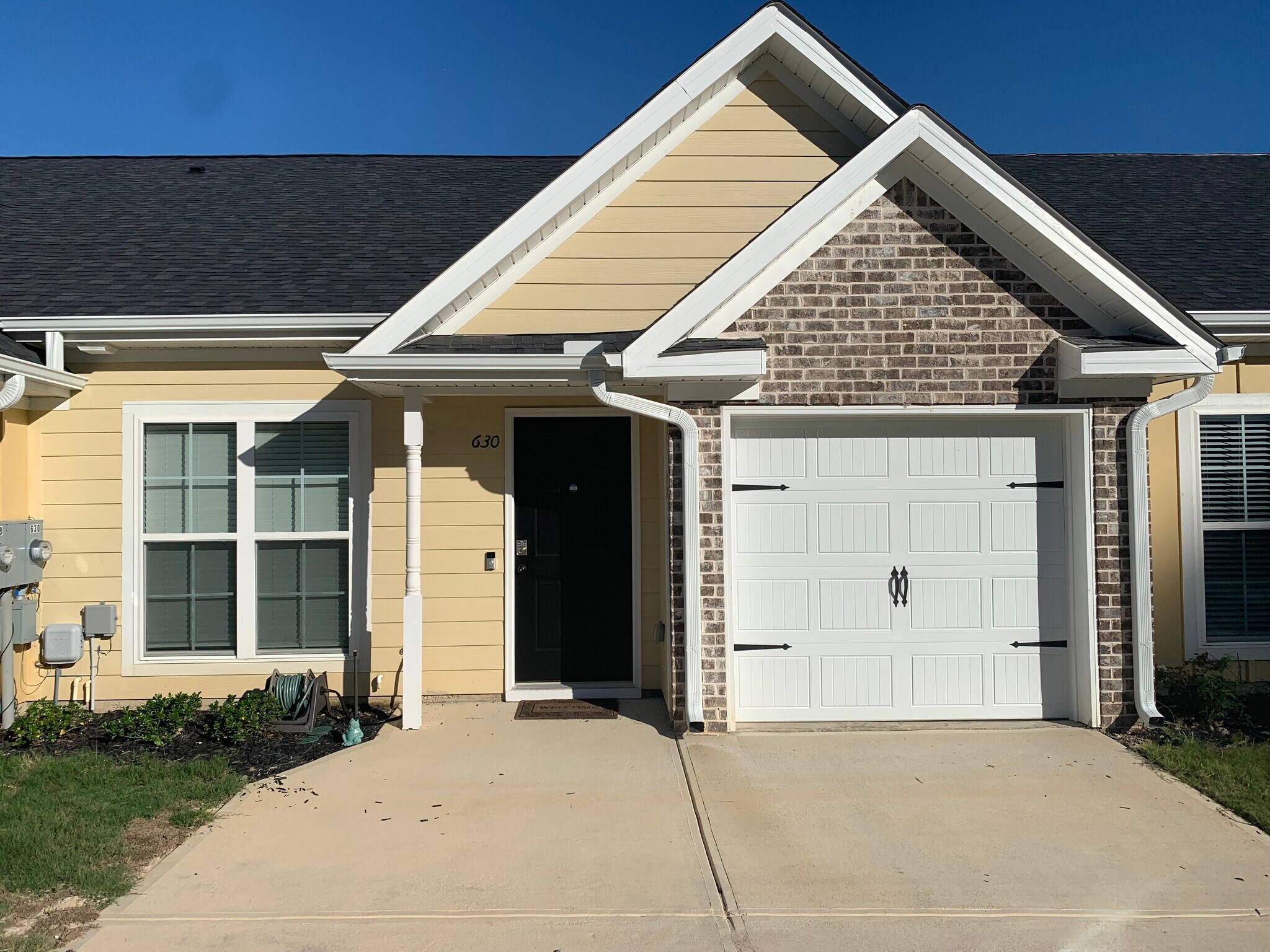 Building Photo - 630 Vista Dr