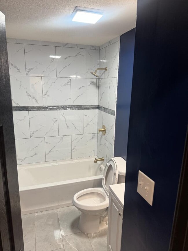 Building Photo - 3140 SW Crest Dr