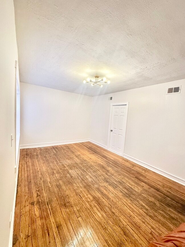 Building Photo - 1329 N Lorel Ave