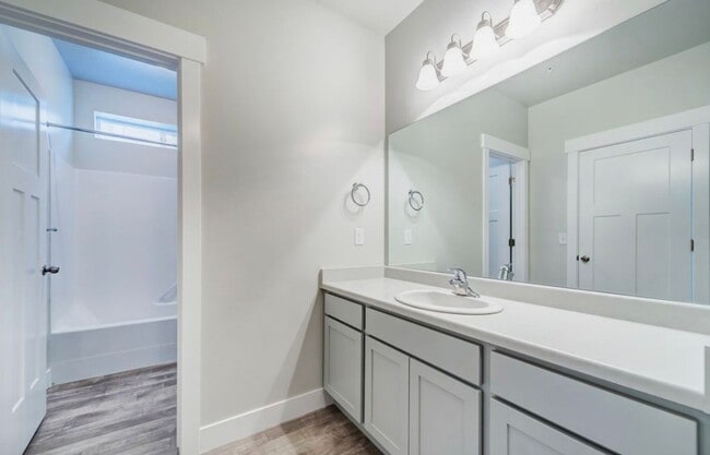 Building Photo - 3 Bedroom/2 Bathroom condo in Vineyard