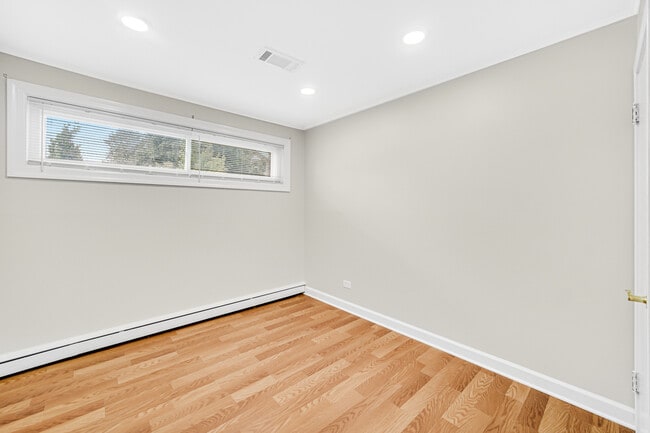 Building Photo - 1047 W Villa Dr