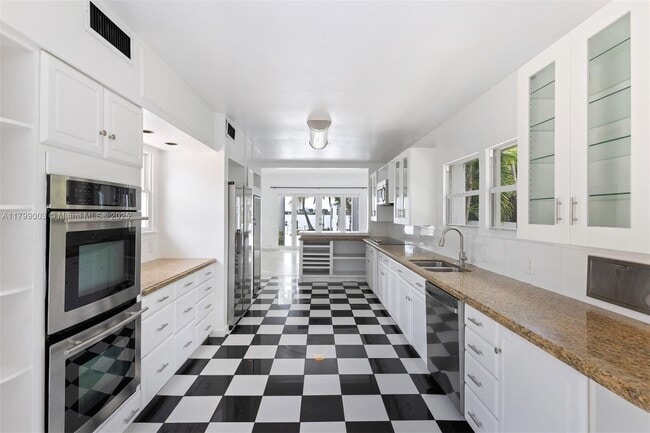 Building Photo - 610 Sabal Palm Rd