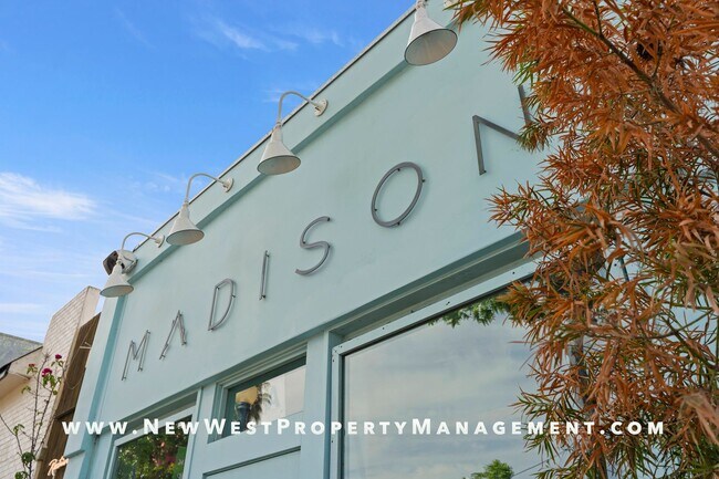 Building Photo - Recently Renovated University Heights 2 Bed 1 Bath with 2 off-street parking spaces! Pet OK!