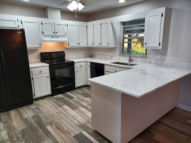 Building Photo - 1503 Spring Dr