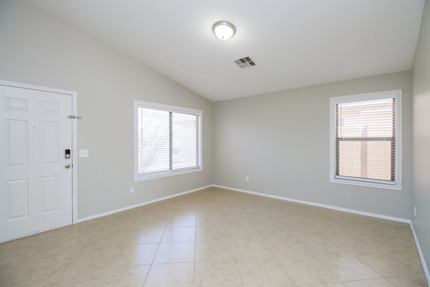 Building Photo - 973 E Yuma Ave