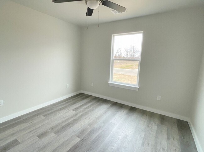 Building Photo - Gorgeous 3 Bedroom 2 Bath Home