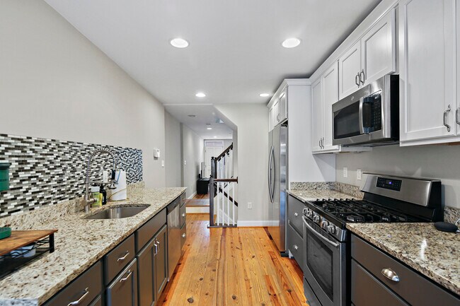 Building Photo - 614 S Port St