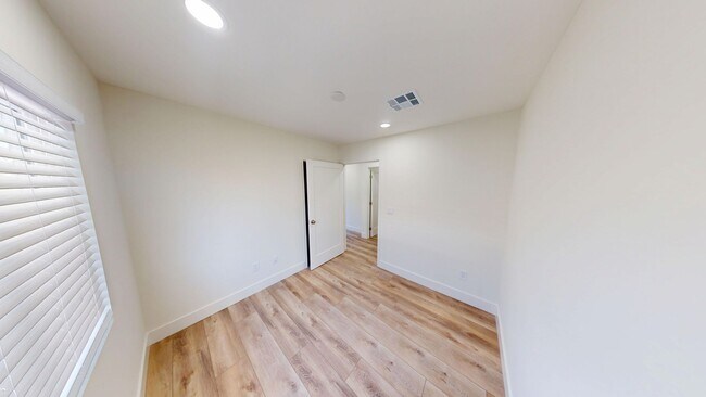 Building Photo - Newly Renovated 5 bedroom house! (Lease ou...
