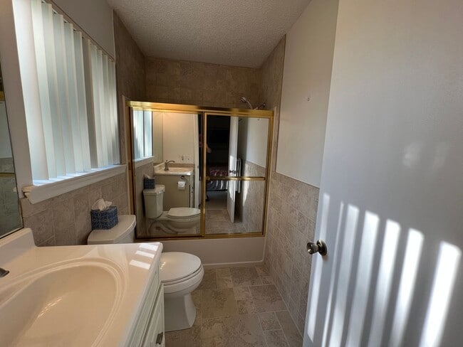 Building Photo - FURNISHED 2 BEDROOM/2 BATH UNIT 2ND FLOOR