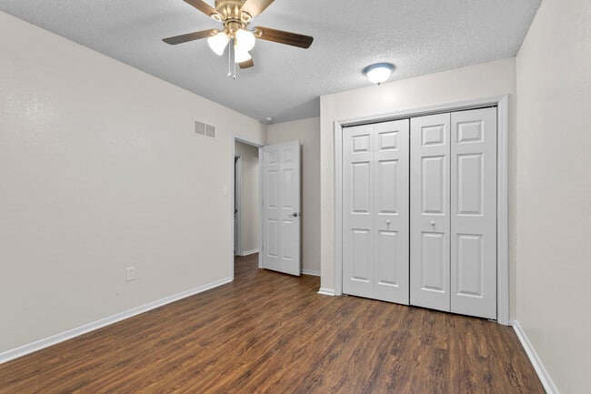 Building Photo - 529 NW Valleybrook Rd