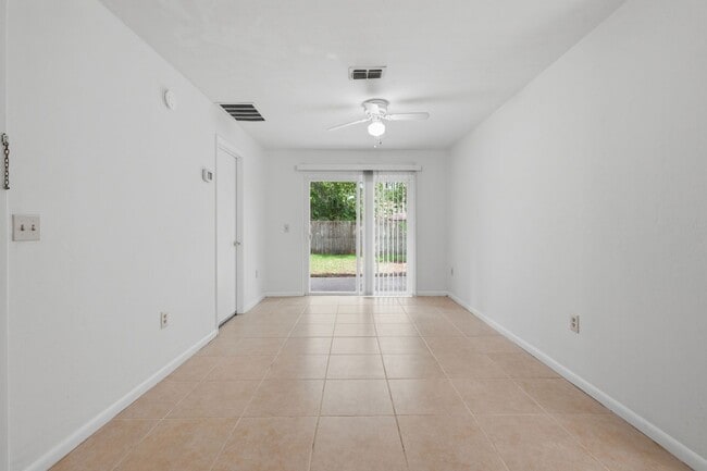 Building Photo - 2 Bedroom, 2 Bath House in Palmetto Woods!