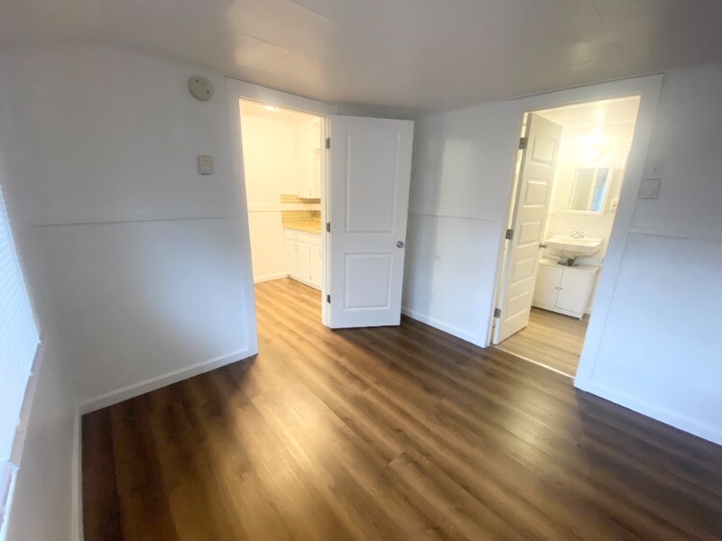 Building Photo - 9762 N River Rd