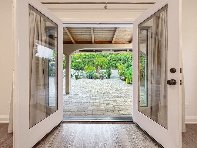 Building Photo - Upgraded Sherman Oaks 4+4 home - Ready for Move In!