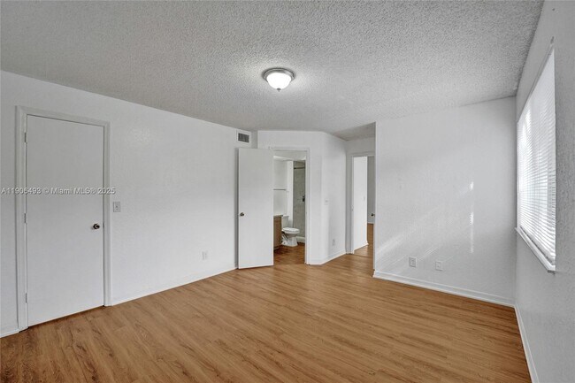 Building Photo - 417 Vista Isles Dr