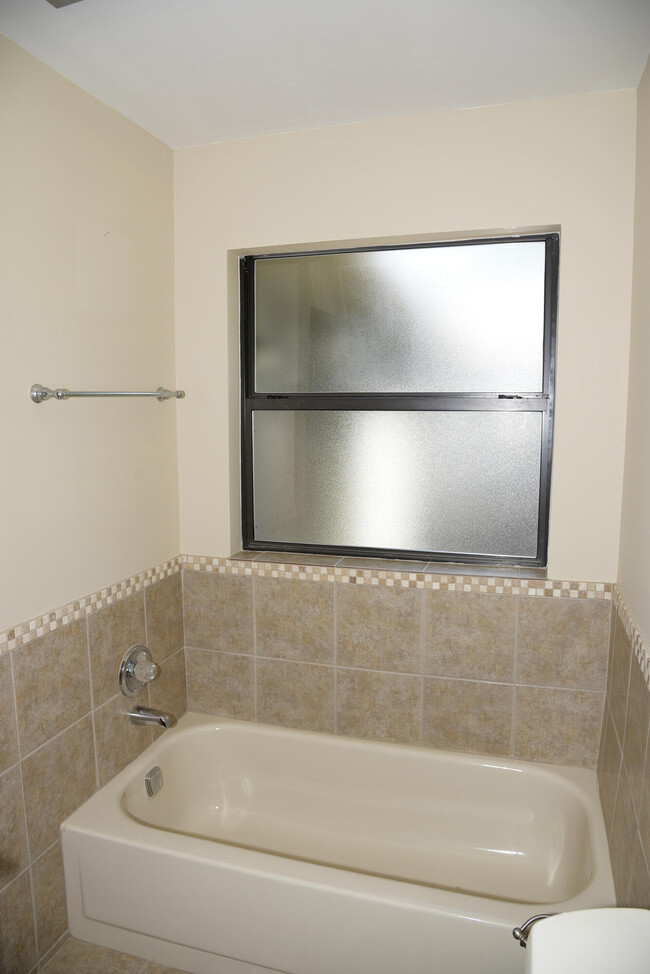 Building Photo - 1129 Troon Dr E