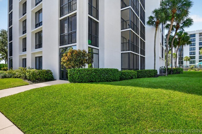 Building Photo - 7847 Lakeside Blvd