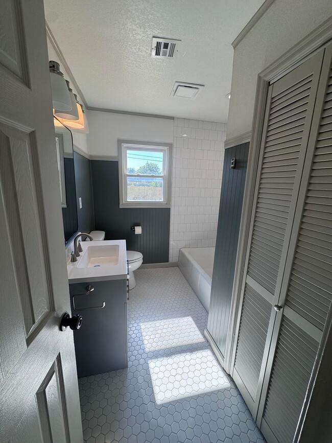 Building Photo - Updated Midtown Bungalow Charmer! 2 Bed 1 ...