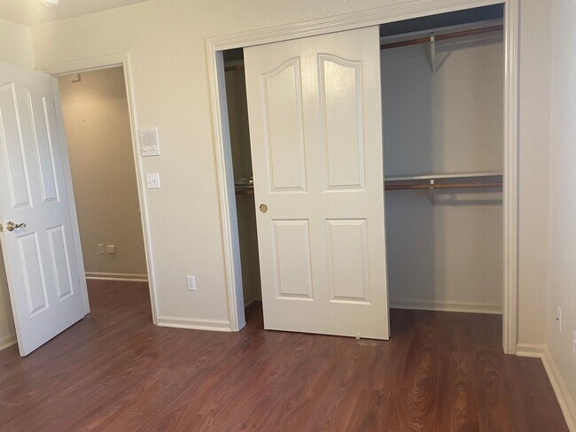 Building Photo - Beautiful Lakefront Home in the Vineyard! 55+ community