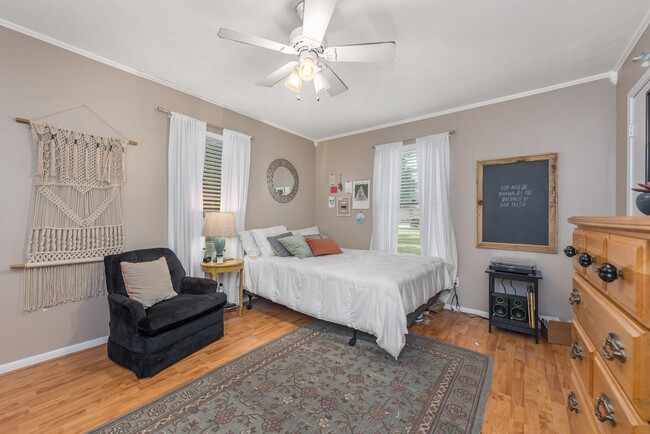 Building Photo - August 2026 Pre-Lease! Beautiful 3 Bed, 2 Bath House with Covered Patio!