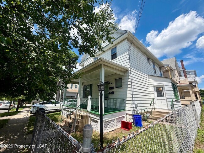 Building Photo - 715 Alder St