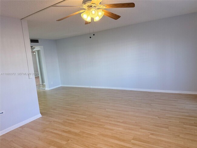 Building Photo - 1072 Cornwall D