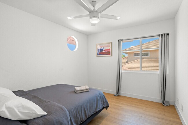 Building Photo - Luxe Spacious Home Near Parks Fully Equipped