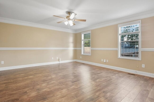 Building Photo - Three Bedroom in Magnolia Place!