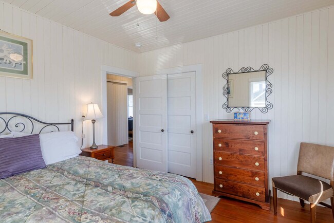 Building Photo - 640 S Columbia St