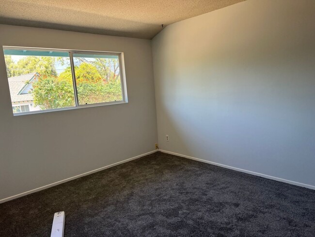 Building Photo - Spacious 2-Story Home in Kellogg School Di...