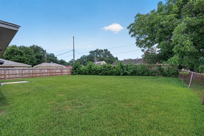 Building Photo - 3602 Cedarcrest Dr