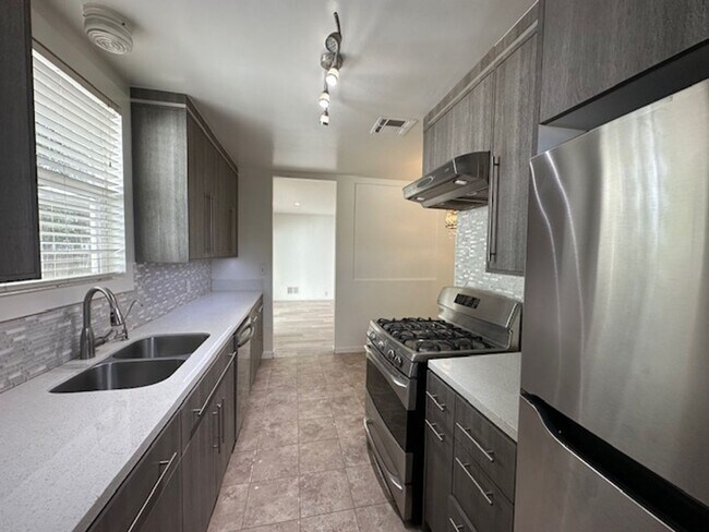 Building Photo - Completely remodeled and located on a quiet tree lines street in a beautiful pocket of Winnetka