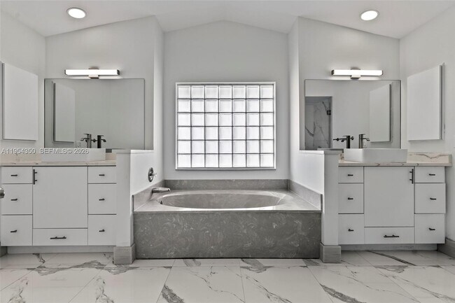 Building Photo - 6357 Brava Way