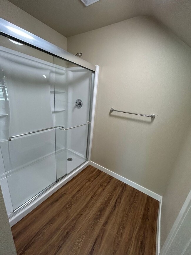 Building Photo - FREE JULY RENT SPECAIL! Newly Renovated St...