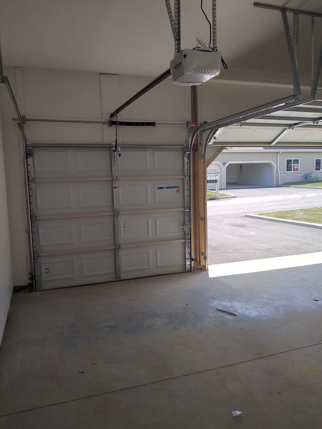 Building Photo - 2703 Pond Dr