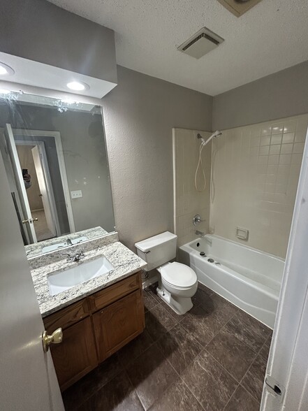 Guest Bath - 1104 Magnolia St