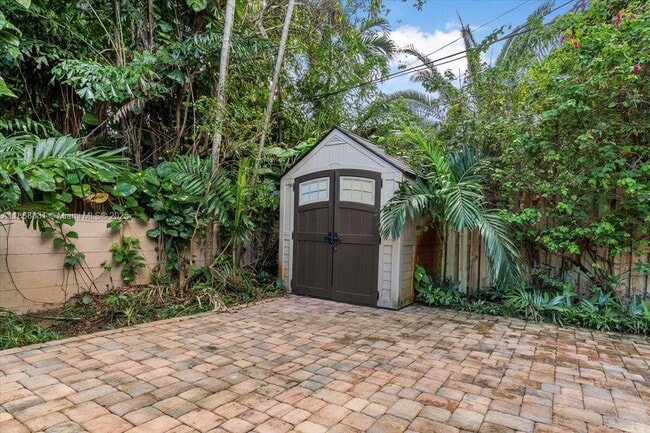 Building Photo - 613 NE 17th Terrace