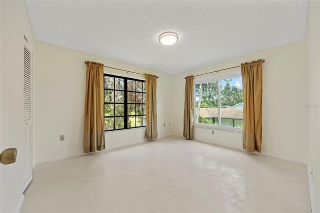 Building Photo - 8006 Oak Dr
