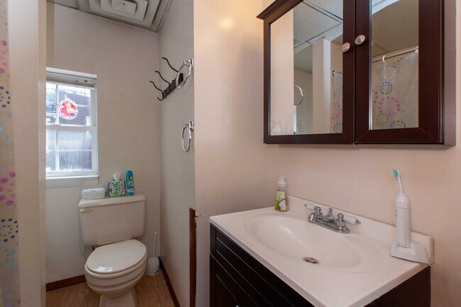 Building Photo - 119 S 16th St