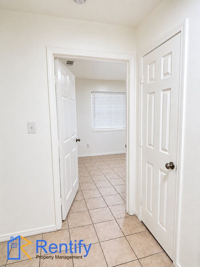 Building Photo - 3-Bed, 2-Bath in North Bakersfield – Only for $1,495