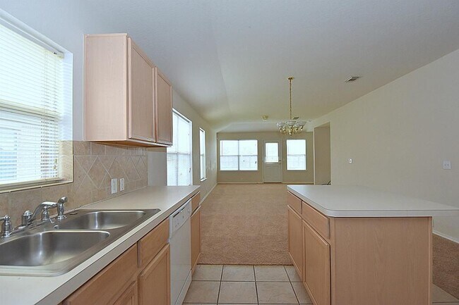 Building Photo - 3 BEDROOM 2 BATH COZY HOME WITH NEW UPGRAD...