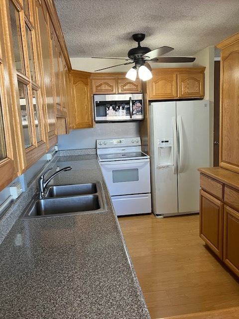 Kitchen with solid oak cabinets - 98-500 Koauka Loop