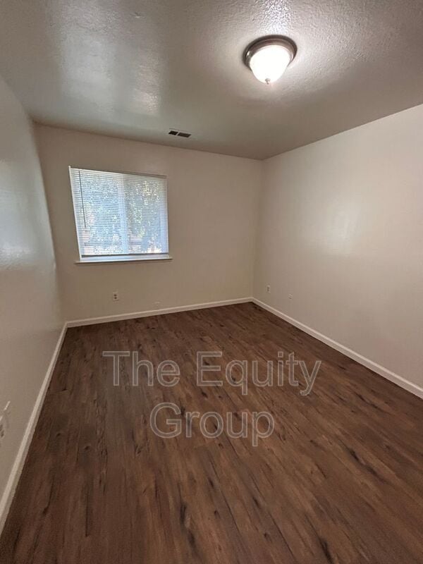 Building Photo - 1433 E Douglas Ave