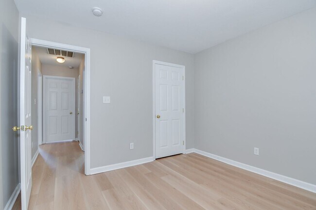 Building Photo - 1215 Pinnacle Dr