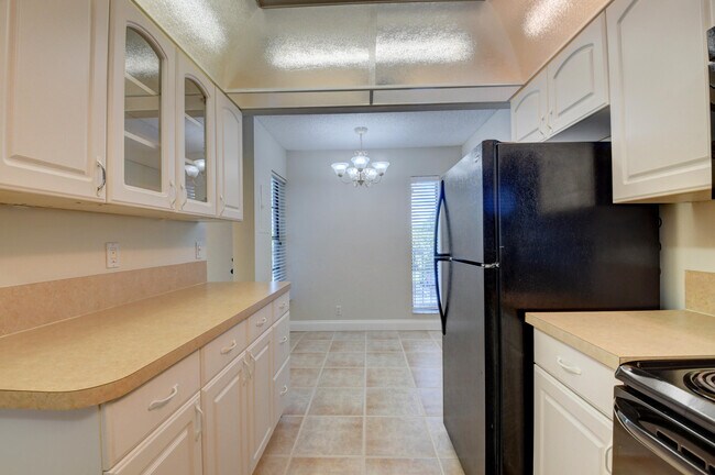 Building Photo - 16 Royal Palm Way